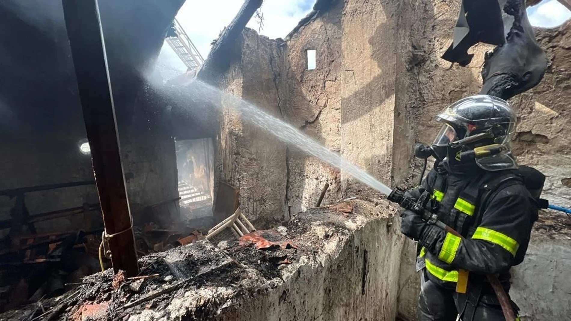 Bomberos consiguen controlar un incendio en Torres de la Alameda que deja una vivienda inhabitable 112 COMUNIDAD DE MADRID 27/03/2022