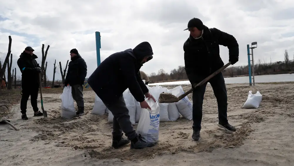 Kyiv (Ukraine), 27/03/2022.- Voluntarios ucranianos llenan sacos de arena para usar como barricadas en la aldea de Lenivka, al este de Kiev (Kiev), Ucrania. EFE/EPA/ATEF SAFADI