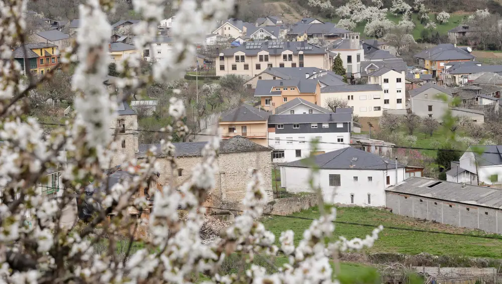 Vista del pueblo tras los cerezos en flor, en Corullón, a 26 de marzo de 2022, en León, Castilla y León, (España) | Fuente: Carlos Castro / Europa Press