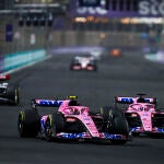 Esteban Ocon y Fernando Alonso en el Gran Premio de Arabia Saudí