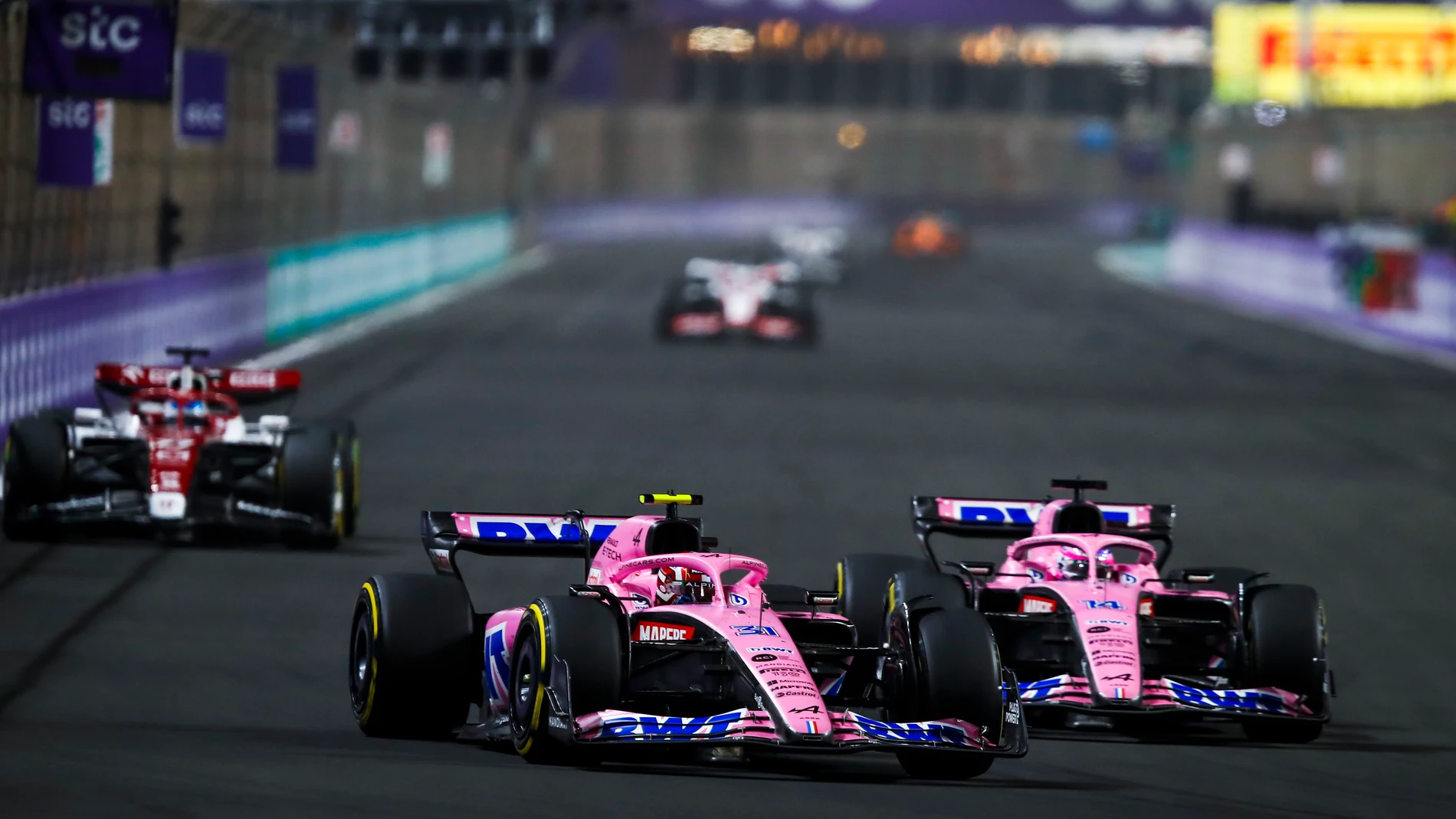 Esteban Ocon y Fernando Alonso en el Gran Premio de Arabia Saudí