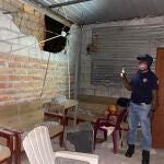 Bomberos revisan una vivienda dañada por un terremoto en Esmeraldas (Ecuador) BOMBEROS DE ESMERALDAS, ECUADOR 27/03/2022