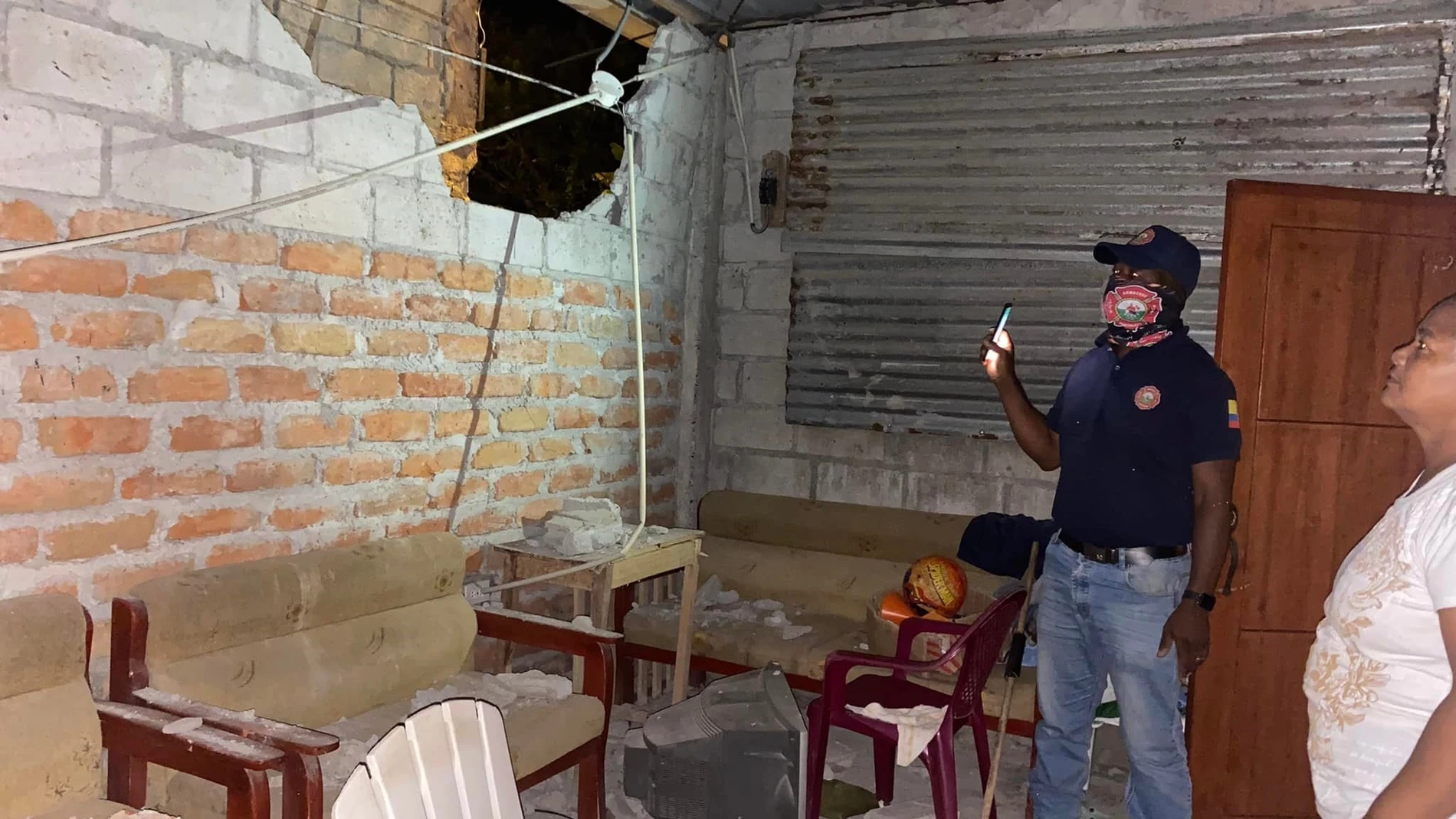 Bomberos revisan una vivienda dañada por un terremoto en Esmeraldas (Ecuador) BOMBEROS DE ESMERALDAS, ECUADOR 27/03/2022
