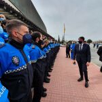 Suárez-Quiñones saluda a varios de los policías locales que inician su formación