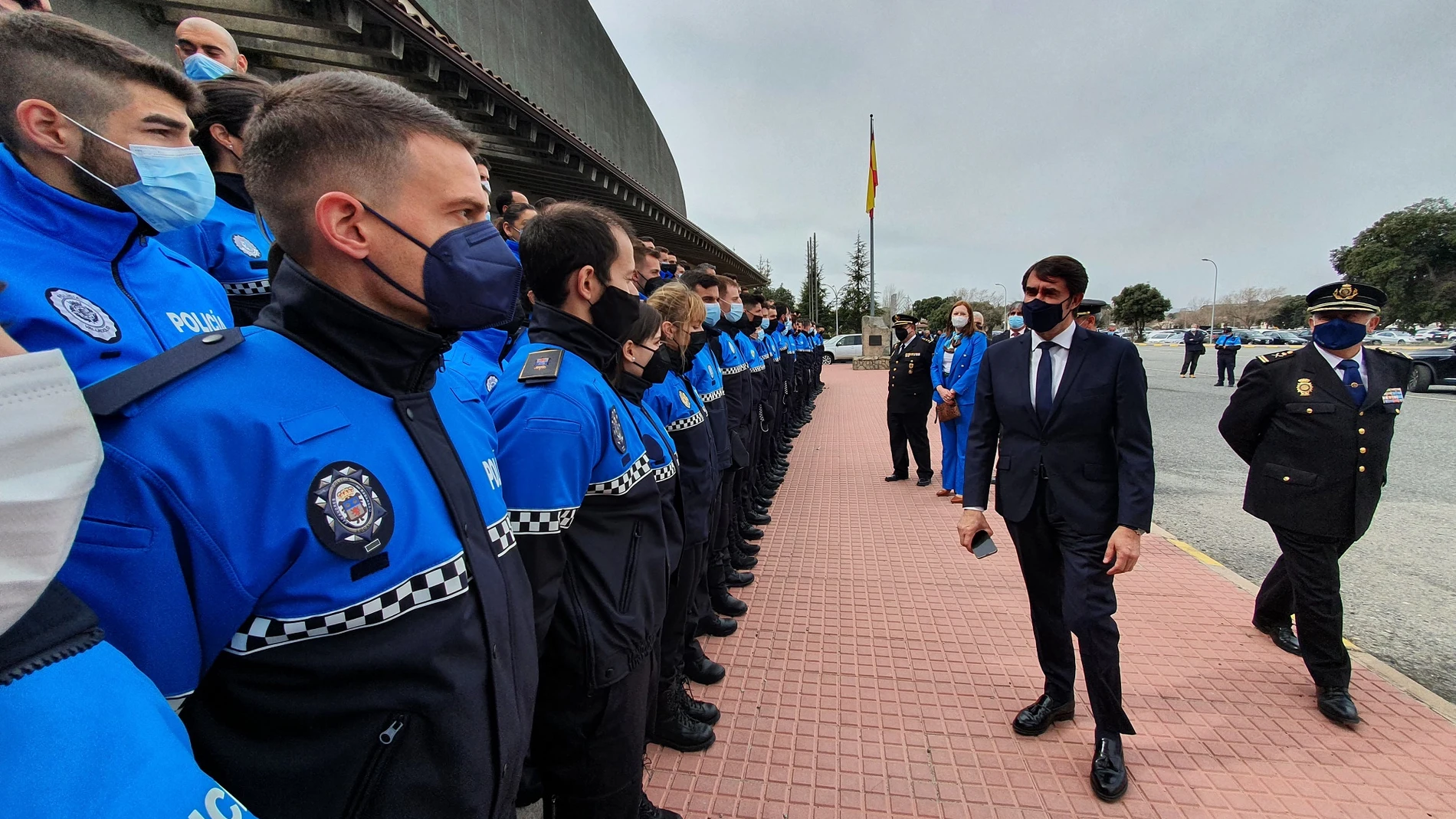 Suárez-Quiñones saluda a varios de los policías locales que inician su formación