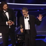 El director español Alberto Mielgo (derecha) y el productor Leo Sánchez (izquierda) recogen el Oscar