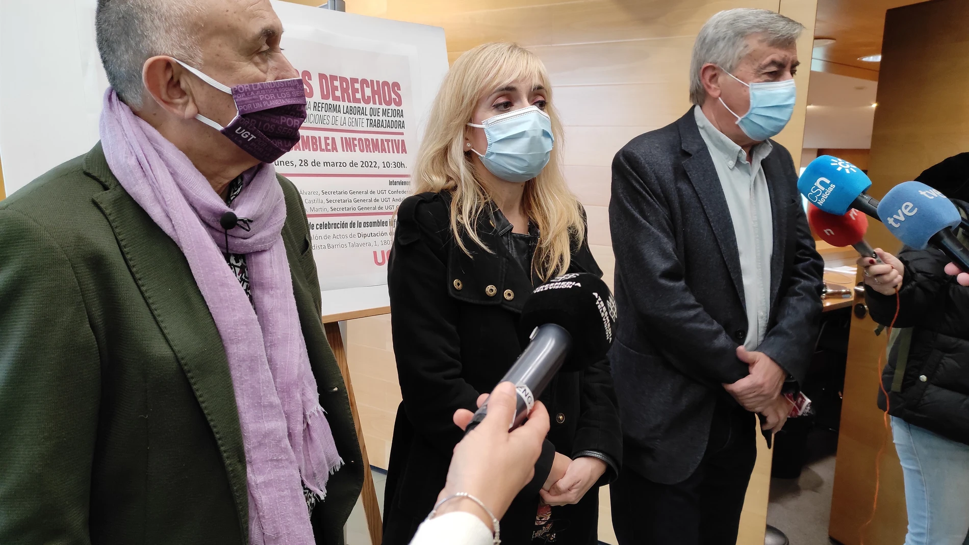 Los secretarios generales de UGT en los ámbitos nacional, andaluz y provincial, Pepe Álvarez, Carmen Castilla y Juan Francisco Martín, atienden a los medios en Granada