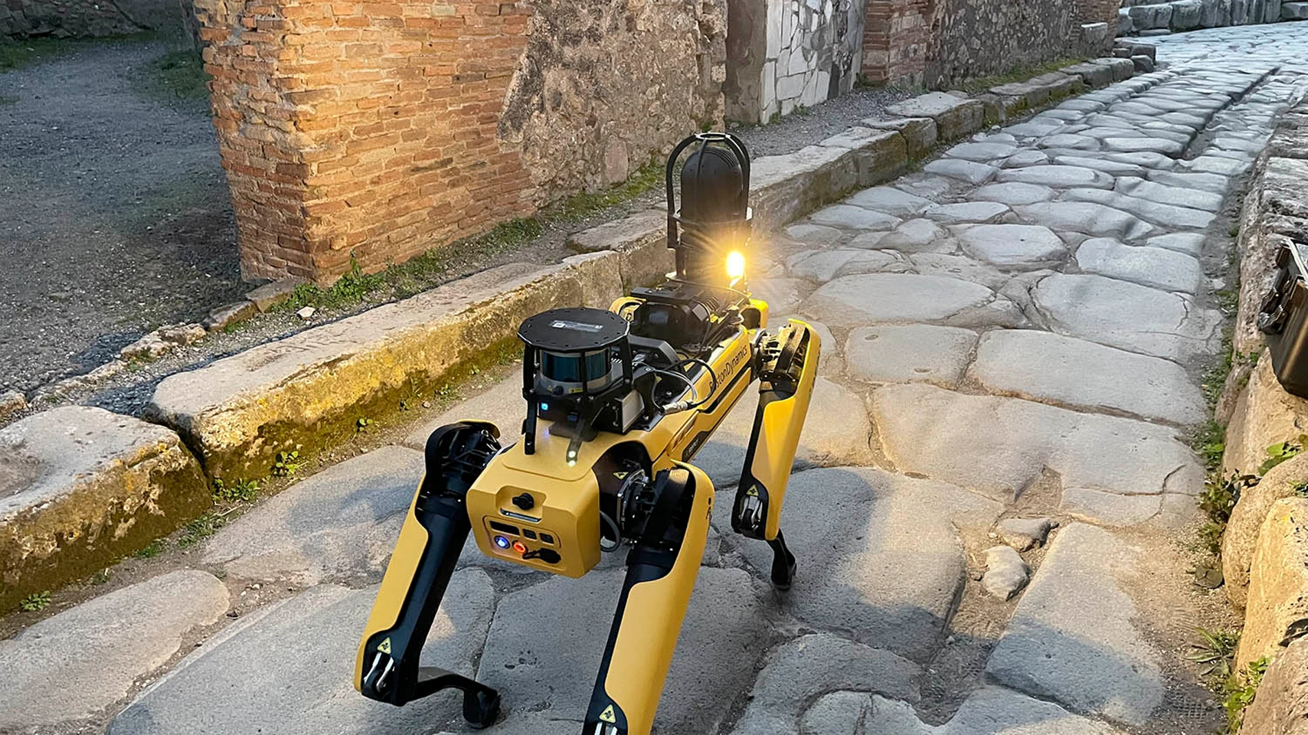 El Parque Arqueológico de Pompeya, la ciudad sepultada por la erupción del Vesubio en el año 79, se ha dotado de "Spot", un pequeño robot cuadrúpedo