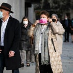 Gente con y sin mascarilla.