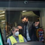 -El presidente de la Junta de Andalucía, Juanma Moreno, conversa con el conductor del Metro de Málaga durante las pruebas del tramo Atarazanas-Guadalmedina