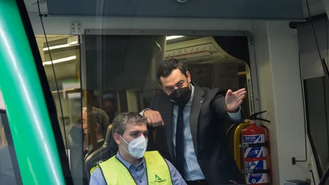 -El presidente de la Junta de Andalucía, Juanma Moreno, conversa con el conductor del Metro de Málaga durante las pruebas del tramo Atarazanas-Guadalmedina