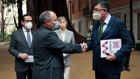 El director de la Agencia de Prevención y Lucha contra el Fraude y la Corrupción de la Comunitat Valenciana, Joan Llinares (i), entrega la Memoria de Actividad 2021 de esta entidad al presidente de Les Corts, Enric Morera.