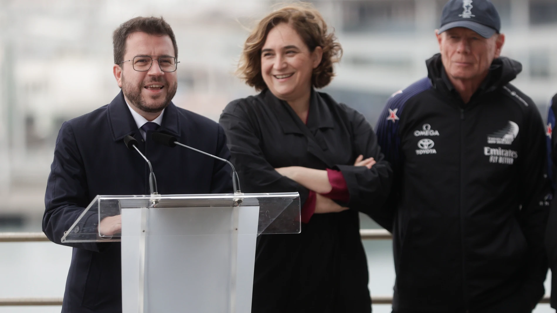 El presidente de la Generalitat ,Pere Aragonès, la alcaldesa de Barcelona, Ada Colau, y el director general del Emirates Team New Zealand, Grant Dalton