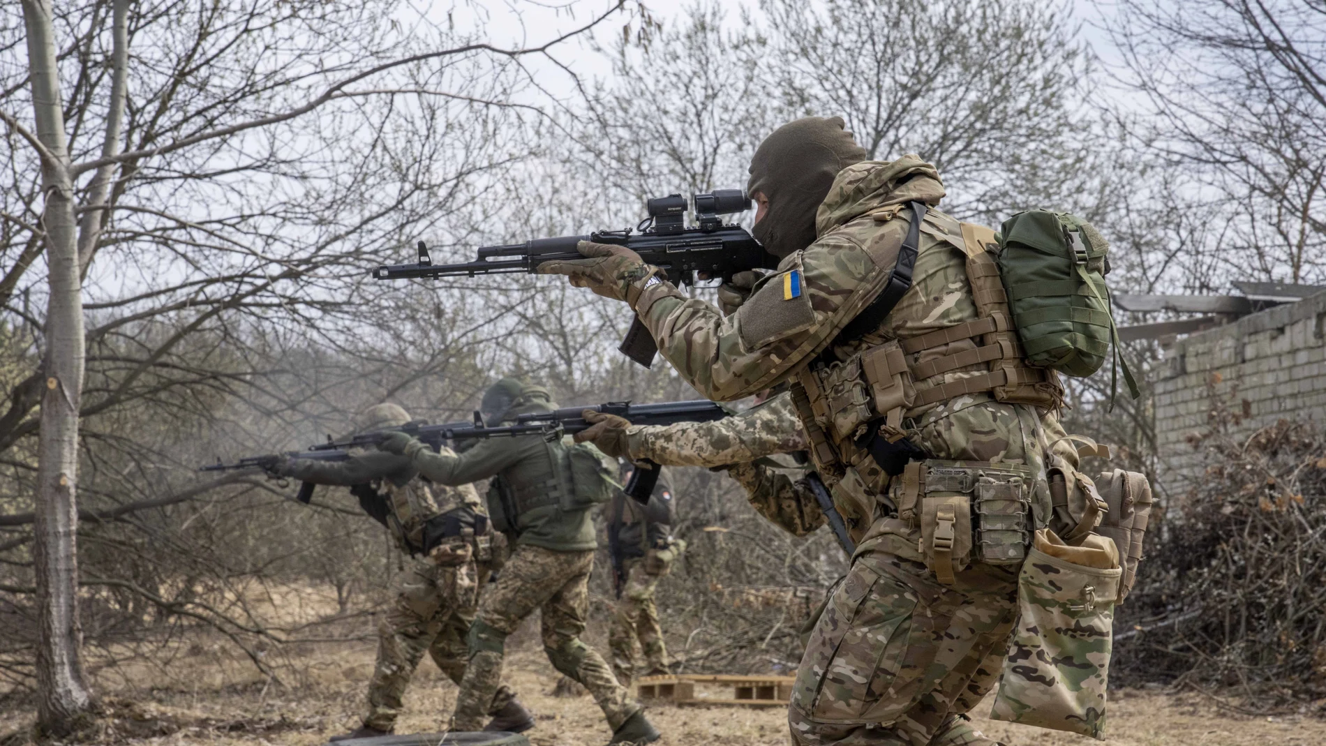 Soldados ucranianos durante un ejercicio de entrenamiento cerca de Leópolis