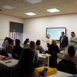 La rectora de la Universidad Pontificia de Salamanca (UPSA), Miriam Cortés, da la bienvenida a los estudiantes ucranianos