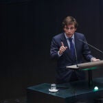 El alcalde de Madrid, José Luis Martínez-Almeida, interviene en una sesión plenaria en el Ayuntamiento de Madrid