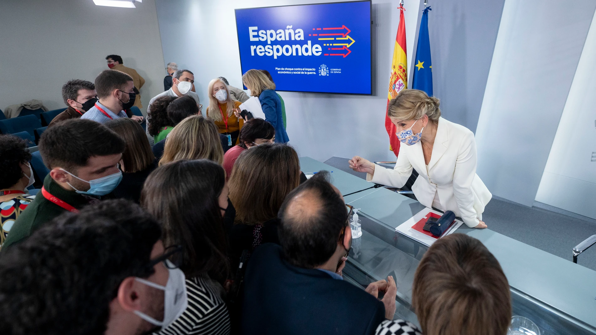 La vicepresidenta segunda y ministra de Trabajo y Economía Social, Yolanda Díaz, conversa con los medios de comunicación durante una rueda de prensa posterior al Consejo de Ministros