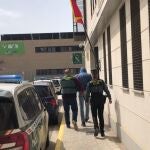 Cuando los agentes identificaron al supuesto autor, este comenzó a presentar cierto nerviosismo, por lo que fue registrado portando un cuchillo y varias herramientas
