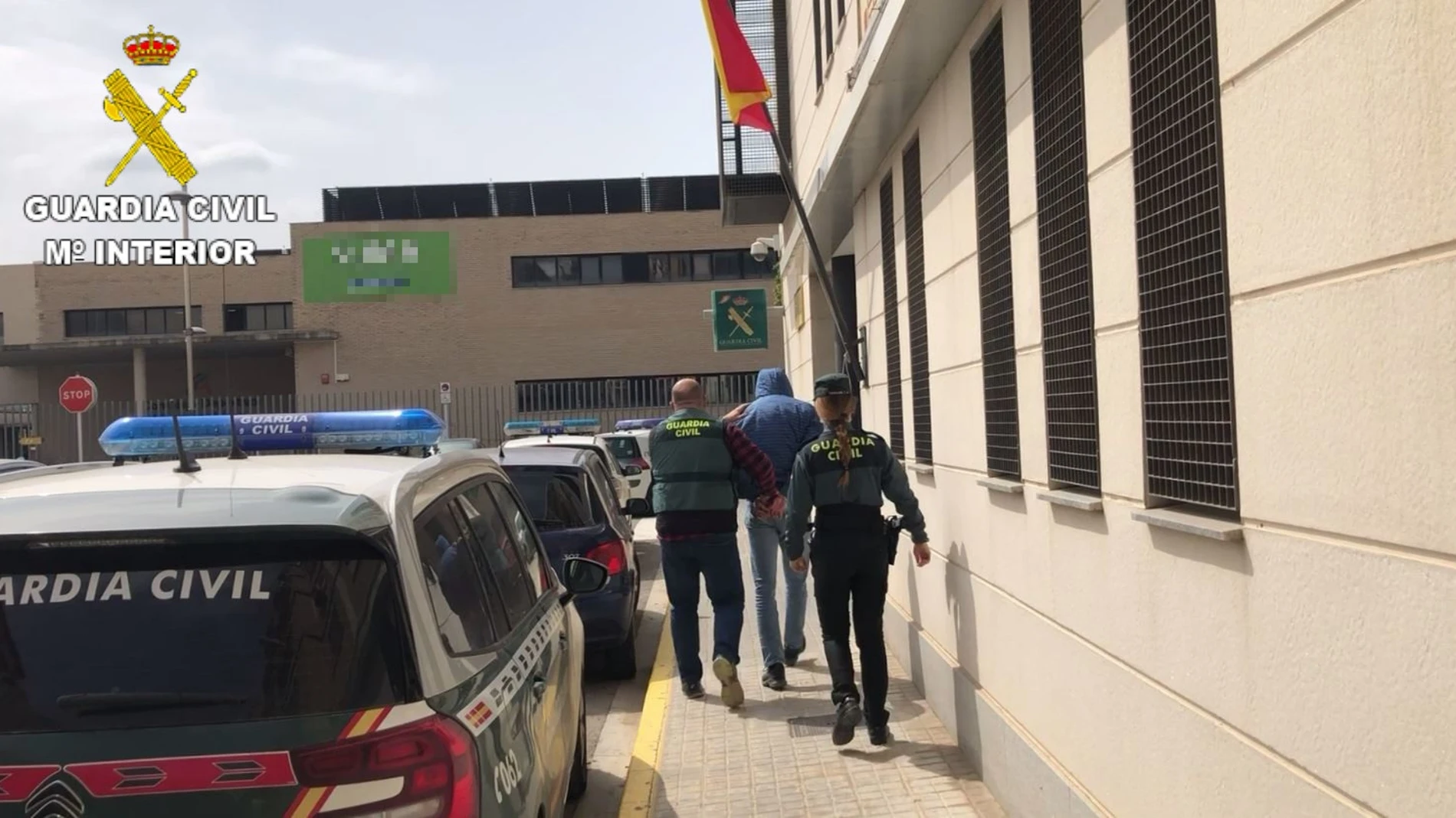Cuando los agentes identificaron al supuesto autor, este comenzó a presentar cierto nerviosismo, por lo que fue registrado portando un cuchillo y varias herramientas