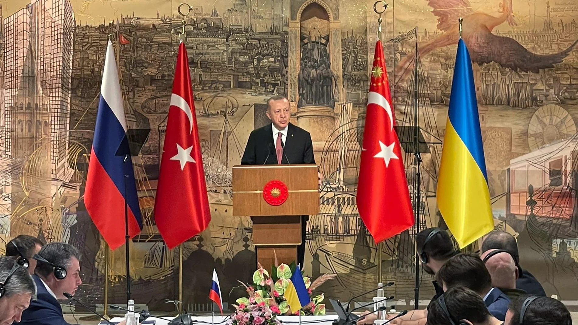 El presidente turco, Recep Tayyip Erdogan, se dirige a las delegaciones rusa y ucraniana