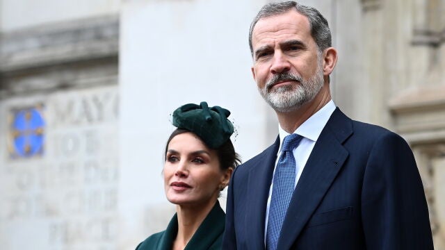 Los Reyes Felipe y Letizia en la Abadía de Westminster, tras el homenaje al duque de Edimburgo