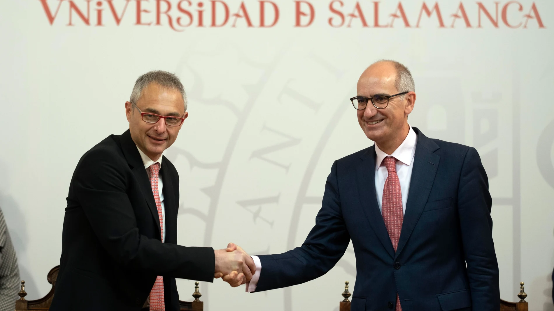 El presidente de la Diputación de Salamanca, Javier Iglesias, y el rector de la Universidad de Salamanca, Ricardo Rivero, firman el convenio de colaboración entre ambas instituciones para la cesión del terreno