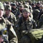 Combatientes escuchan al líder checheno Kadirov en Chechenia en una foto de archivo
