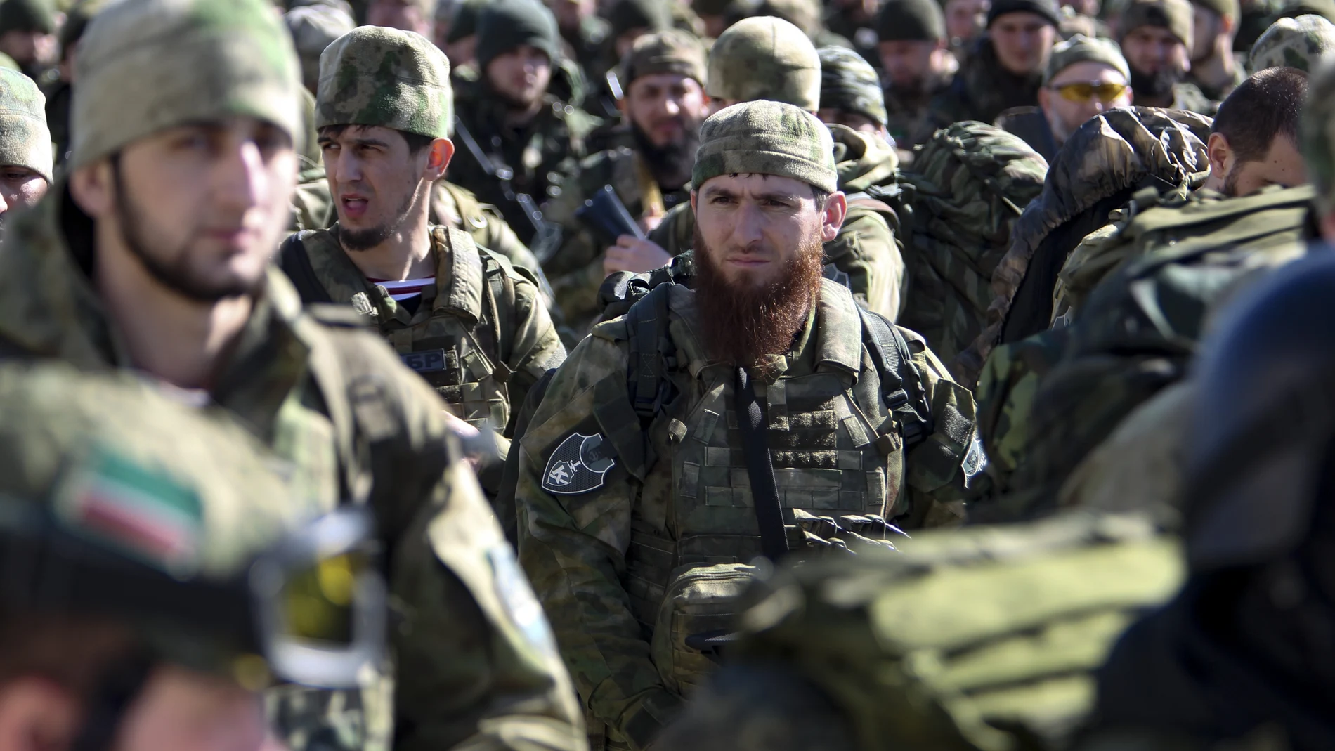 Combatientes escuchan al líder checheno Kadirov en Chechenia en una foto de archivo