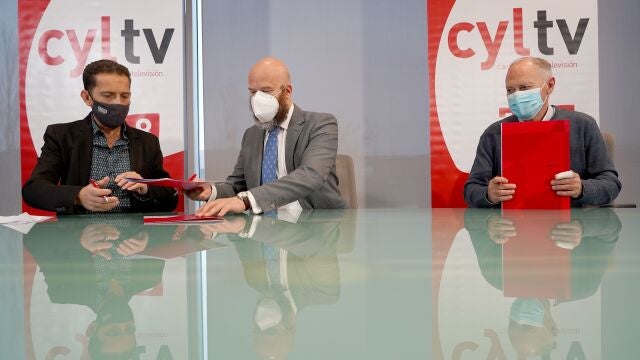 El director general de RTVCyL, Jorge Losada; el secretario general de UGT en Castilla y León, Faustino Temprano; y el secretario general de CCOO en la Comunidad, Vicente Andrés, firman un convenio de colaboración