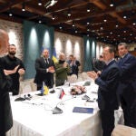Tras los síntomas de haber sido supuestamente envenenado, el oligarca ruso sigue implicado en los esfuerzos de mediación.
