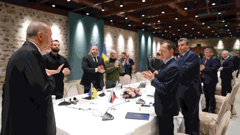 Tras los síntomas de haber sido supuestamente envenenado, el oligarca ruso sigue implicado en los esfuerzos de mediación.