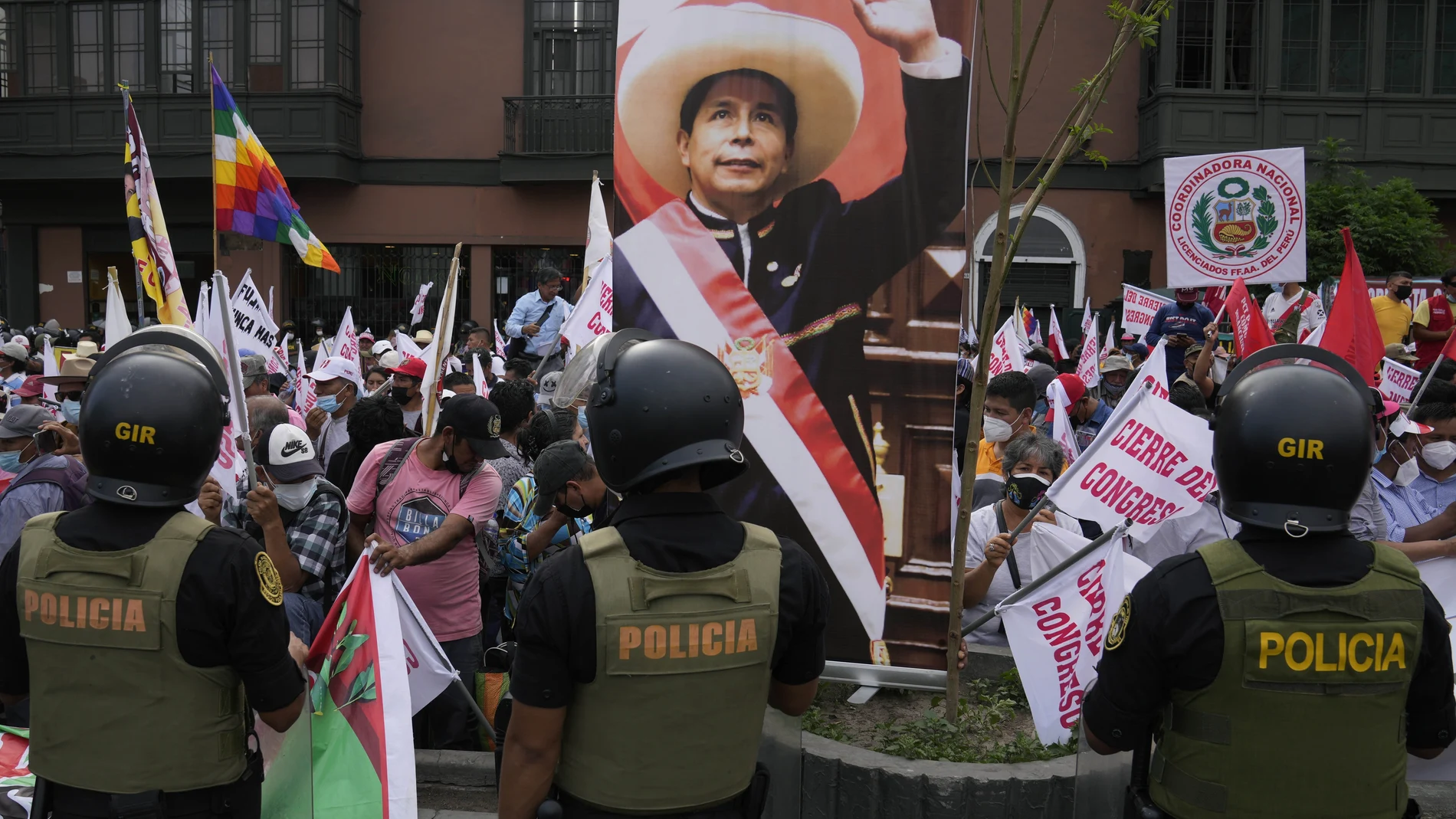 Partidarios del presidente de Perú, Pedro Castillo, se reúnen frente al Congreso donde los legisladores votaron a favor de proceder con el proceso de juicio político contra Castillo, en Lima, Perú, el lunes 28 de marzo de 2022. (Foto AP/Martin Mejia)