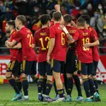 España celebra uno de sus goles a Islandia