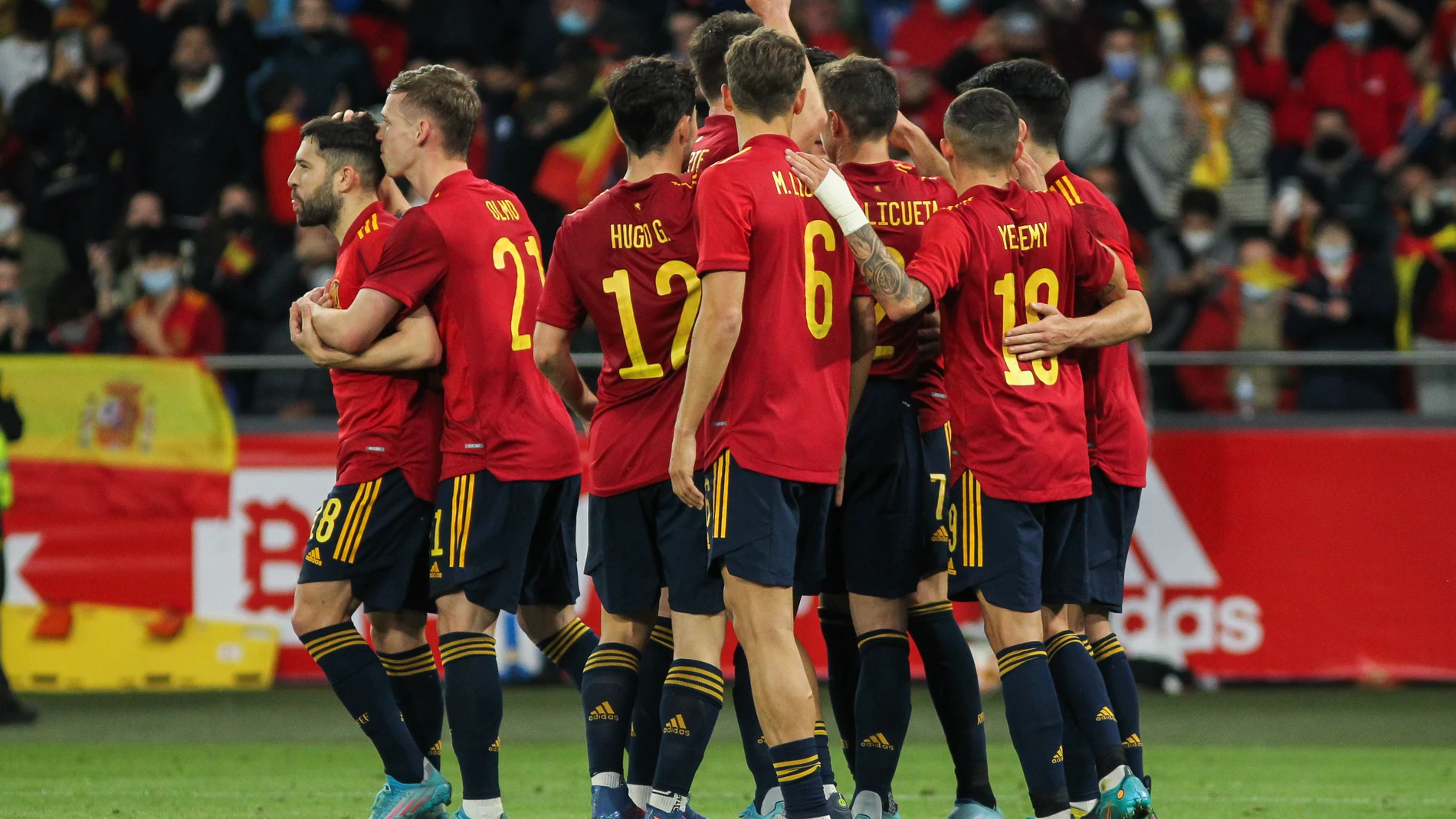 España celebra uno de sus goles a Islandia