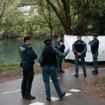 GRAFCAV4037. IRÚN (GIPUZKOA), 30/03/2022.- La Guardia Civil ha hallado este miércoles un cadáver de un hombre en aguas del río Bidasoa, en Irún (Gipuzkoa), que a falta de la identificación, podría tratarse del migrante africano desaparecido el pasado 12 de marzo. La patrulla fluvial del servicio marítimo de la Guardia Civil ha localizado esta tarde el cuerpo de un hombre de raza negra EFE/ Juan Herrero.