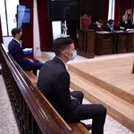 Los futbolistas Santi Mina (d) y David Goldar sentados en el banquillo de los acusados. EFE / Carlos Barba
