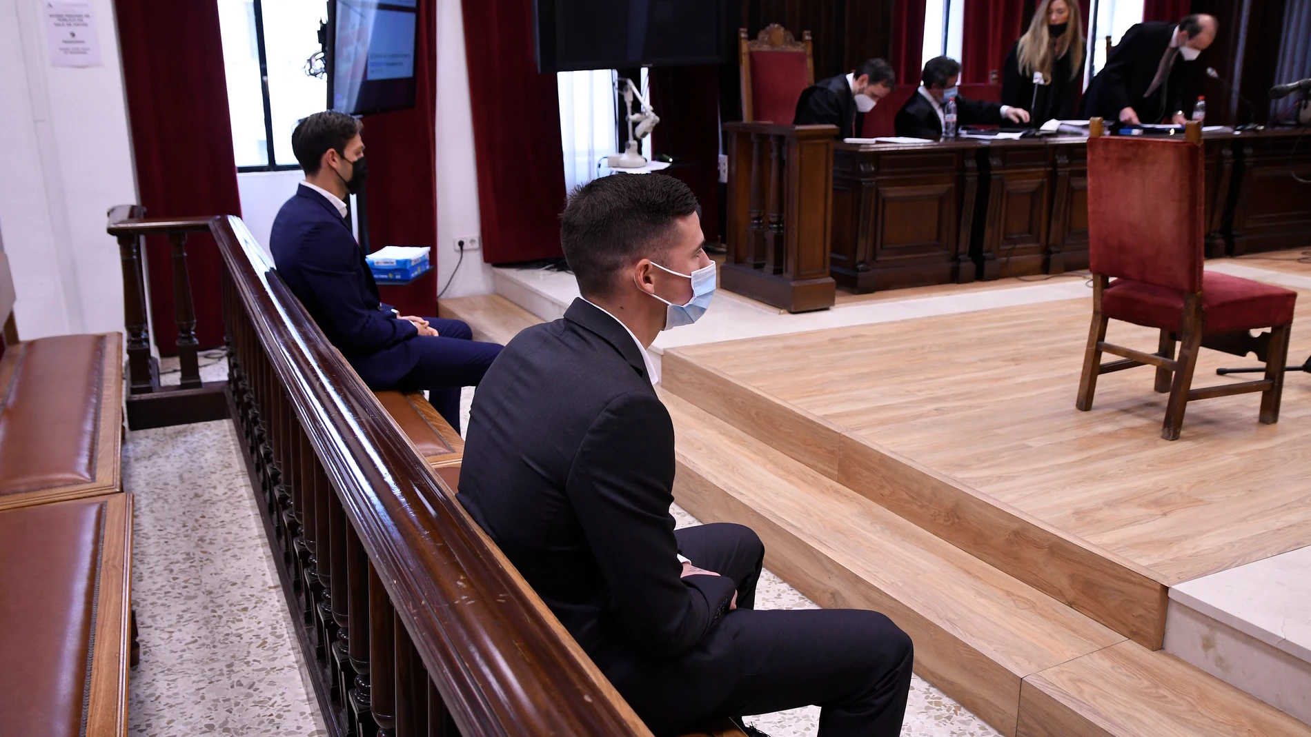 Los futbolistas Santi Mina (d) y David Goldar sentados en el banquillo de los acusados. EFE / Carlos Barba