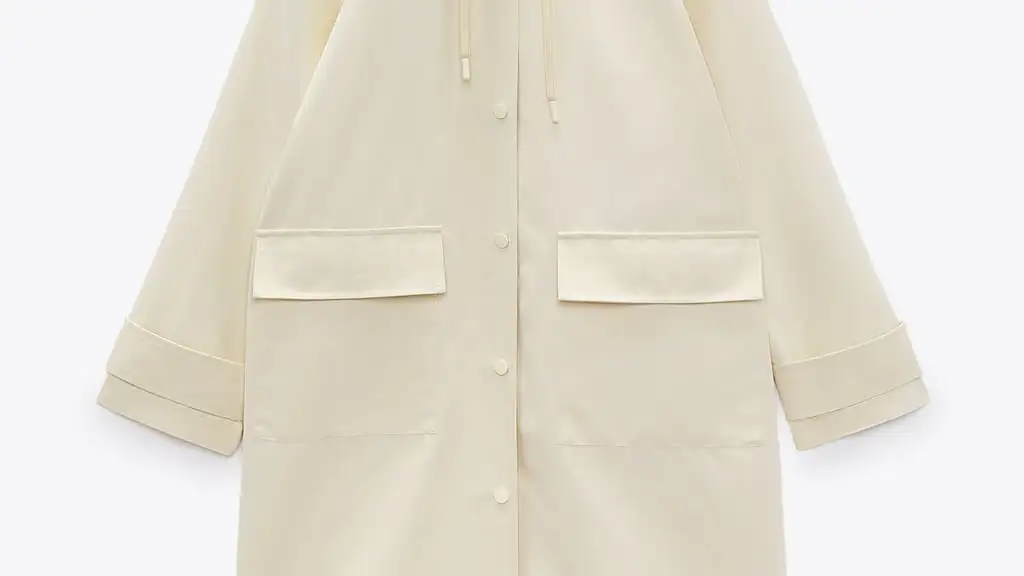 Parka impermeable de cuello subido con capucha extraíble, de Zara