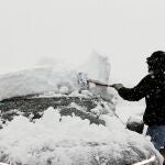 Una persona retira de su vehículo la nieve acumulada