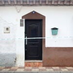 Domicilio familiar de la calle Menéndez Pidal de la localidad granadina de Albolote donde un hombre de 72 años fue agredido con un objeto contundente, presuntamente, por su hijo de 46 años causándole lesiones que le han provocado la muerte. EFE/Pepe Torres