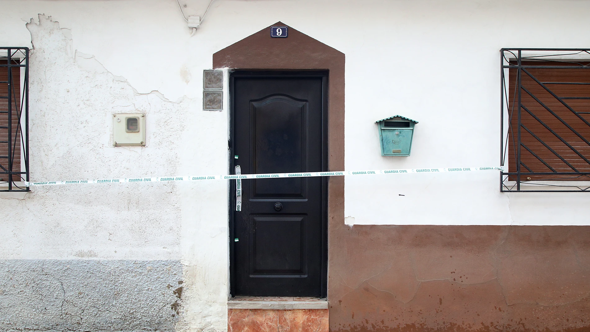 Domicilio familiar de la calle Menéndez Pidal de la localidad granadina de Albolote donde un hombre de 72 años fue agredido con un objeto contundente, presuntamente, por su hijo de 46 años causándole lesiones que le han provocado la muerte. EFE/Pepe Torres