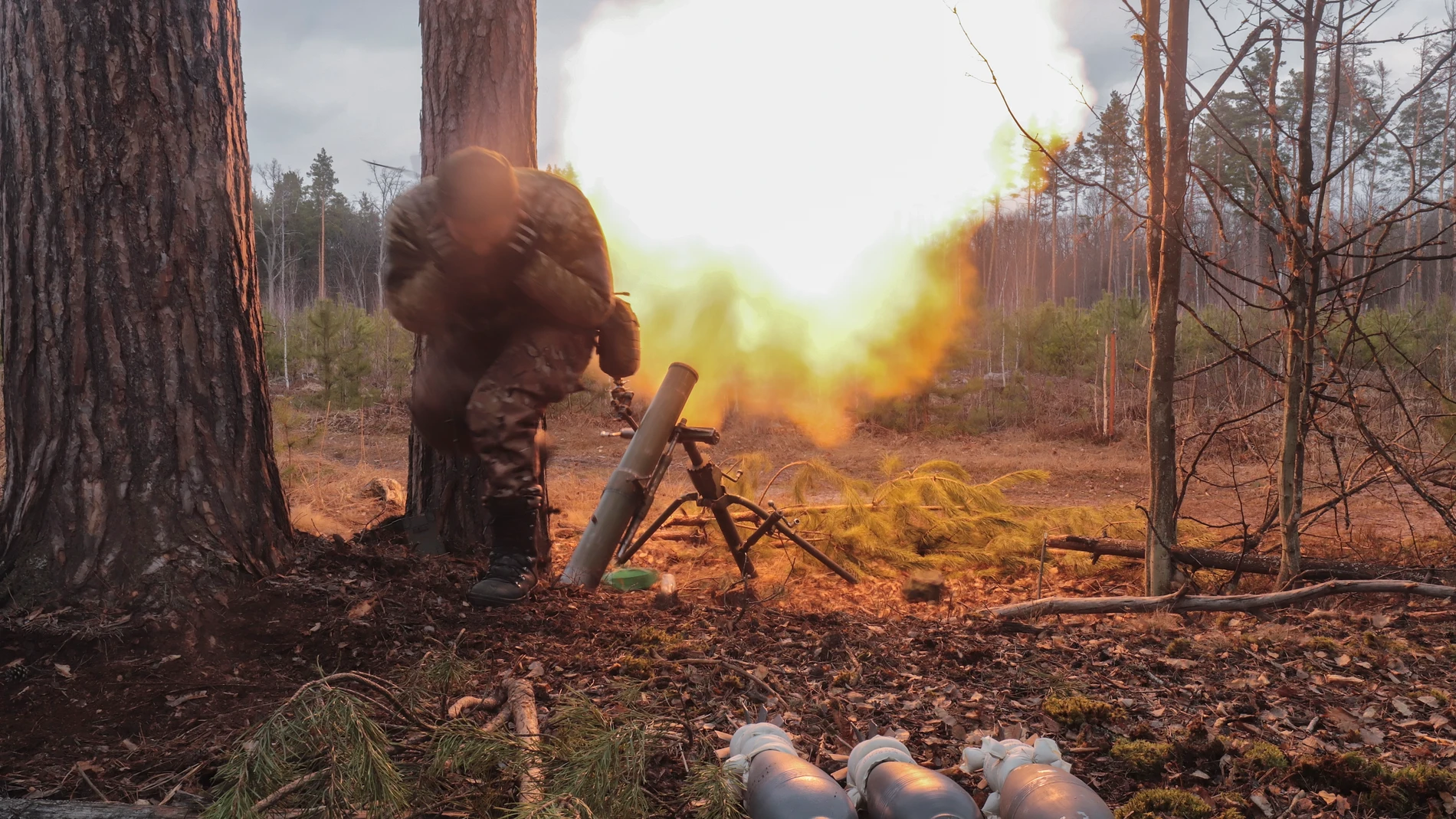 Un soldado ucranianos dispara un mortero desde su posición en las cercanías de Kiev