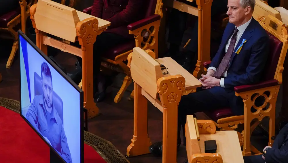 El primer ministro noruego, Jonas Gahr Støre, escucha el discurso telemático del presidente ucraniano, Volodomir Zelenski al Parlamento el 30 de marzo