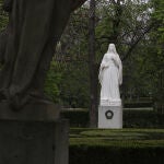 Juana de Castilla luce ya en su pedestal en el Paseo de Argentina del Real Parque de El Retiro
