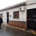 Domicilio familiar de la calle Menéndez Pidal de la localidad granadina de Albolote donde un hombre de 72 años ha sido agredido con un objeto contundente, presuntamente, por su hijo de 46 años causándole lesiones que le han provocado la muerte. EFE/Pepe Torres