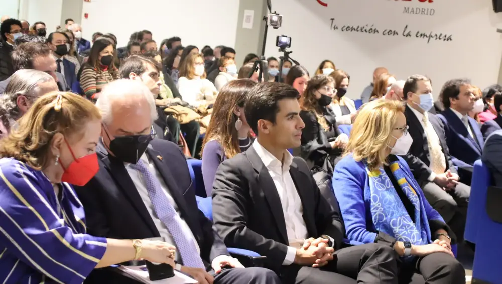 Unas 300 personas acudieron al acto completando el aforo del Auditorio de la Escuela de Negocios de la Cámara de Comercio de Madrid