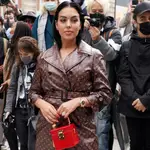 Georgina Rodríguez llega al desfile de primavera/verano de LouisVuitton Womenswear durante la Semana de la Moda de París el 6 de octubre de 2020 en París, Francia
