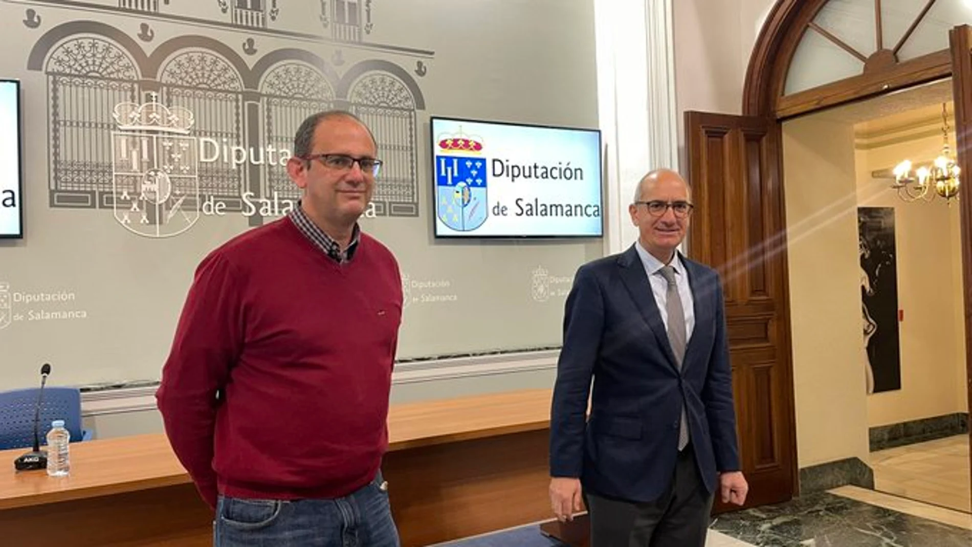 Javier Iglesias acompañado por el diputado Antonio Luis Sánchez, presenta en nuevo Plan de Empleo Municipal