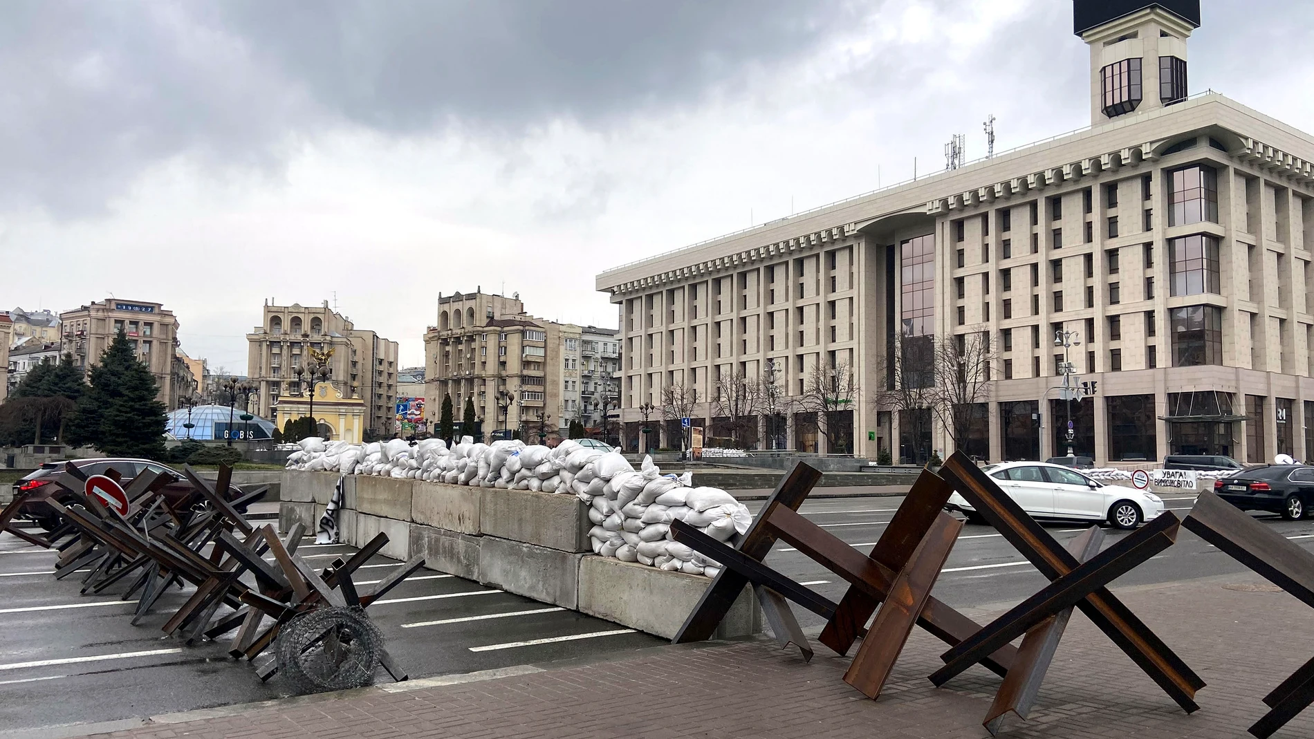 Vista de las barricadas y medidas de seguridad en la Plaza del Maidan en Kiev (Ucrania).