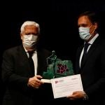 El vicepresidente de Fundos, Ángel Lago entrega de premio al alcalde de Salamanca, Carlos García Carbayo, por el proyecto 'Salamanca Acompaña'